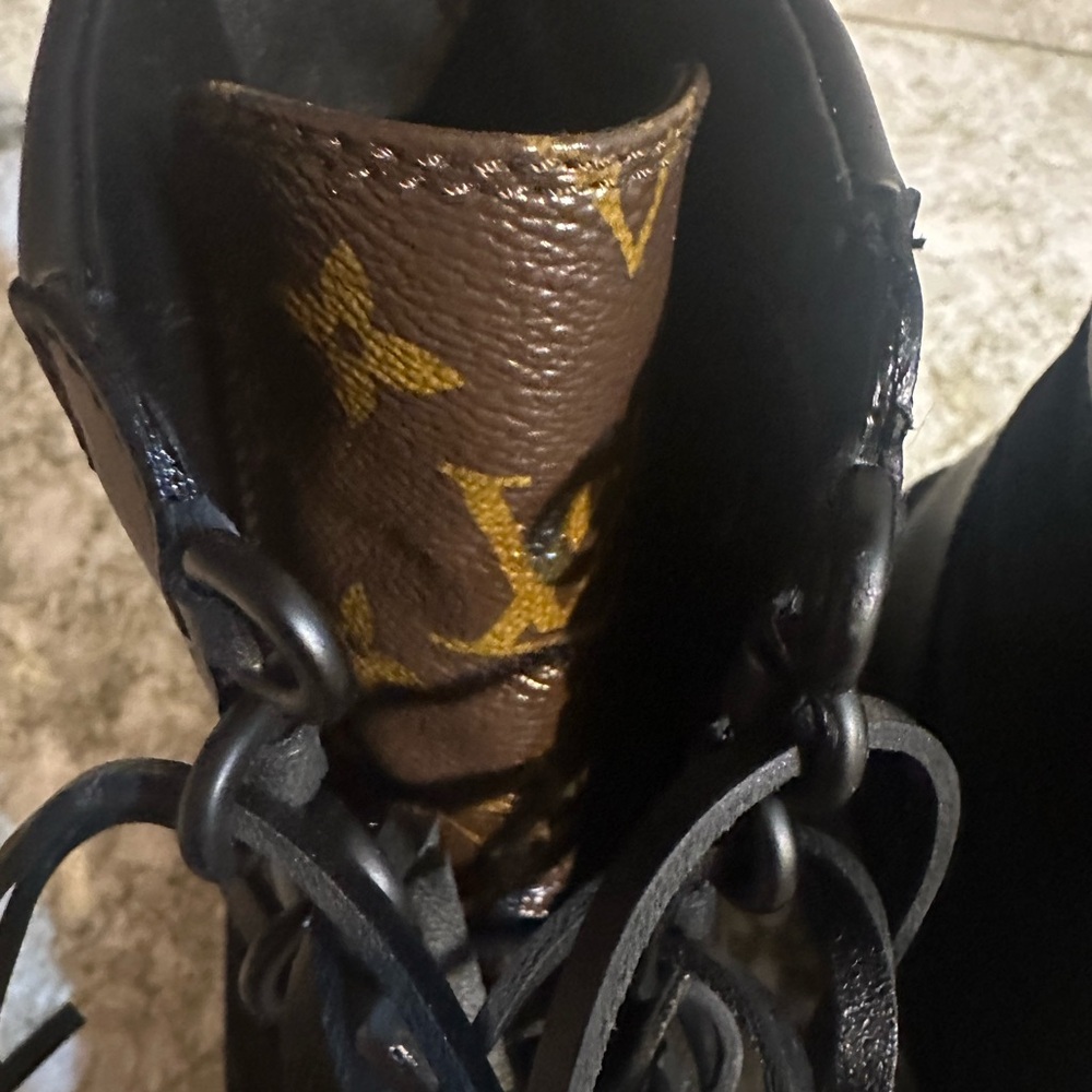 Louis Vuitton Laureate Platform Desert Boot

$1,650.00
